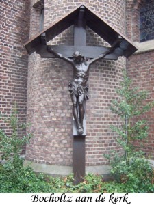 02 Wegkruis Bocholtz aan de kerk