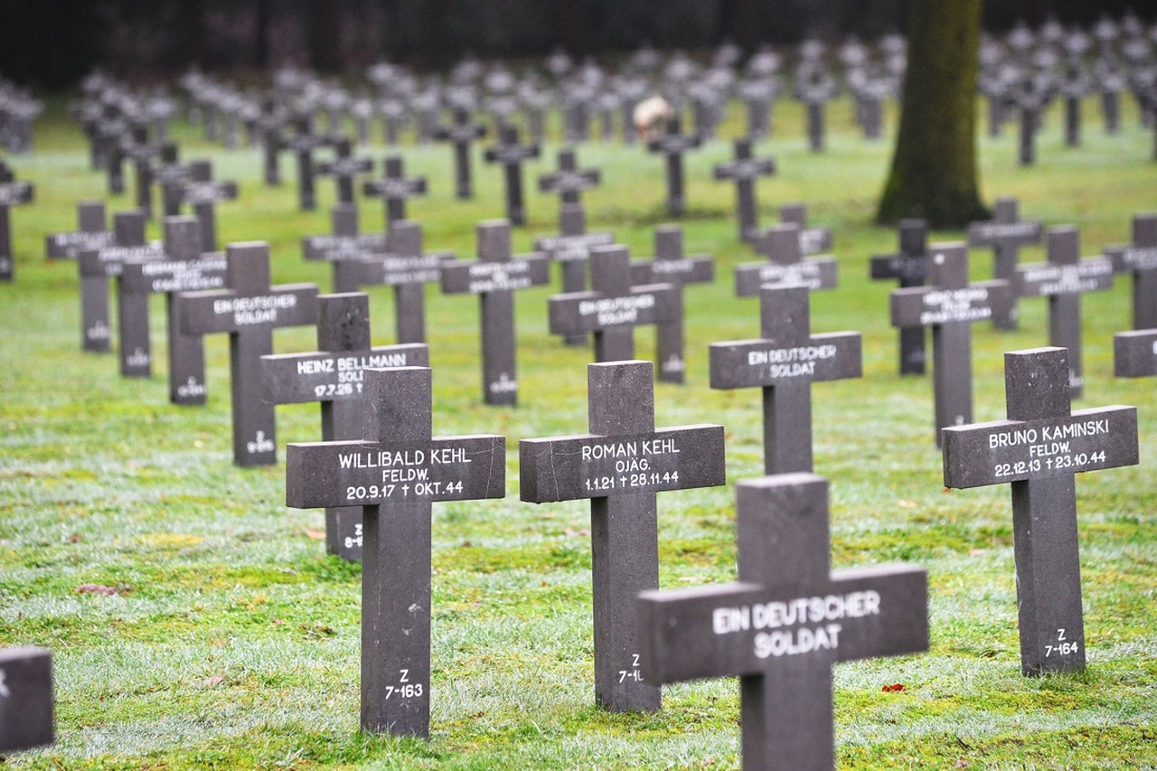 'Kurt Student Een Duitse parachutistengeneraal aan het front in Nederland' door dr. Wouter van den Brandhof op 15 januari in Ysselsteyn