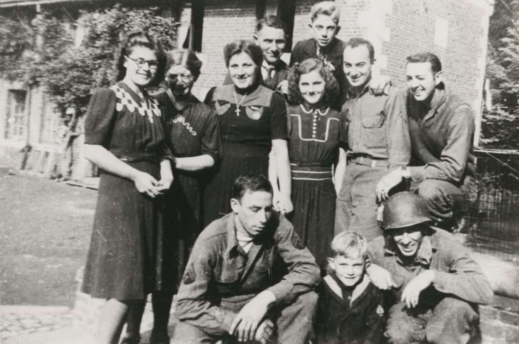 Familie Knols met Amerikaanse bevrijders bij Terworm, 18-9-1944
