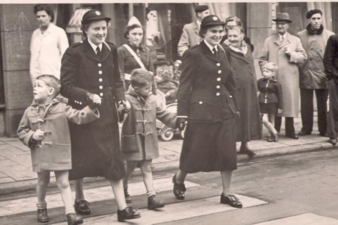 Erika Segeren met collega op zebrapad